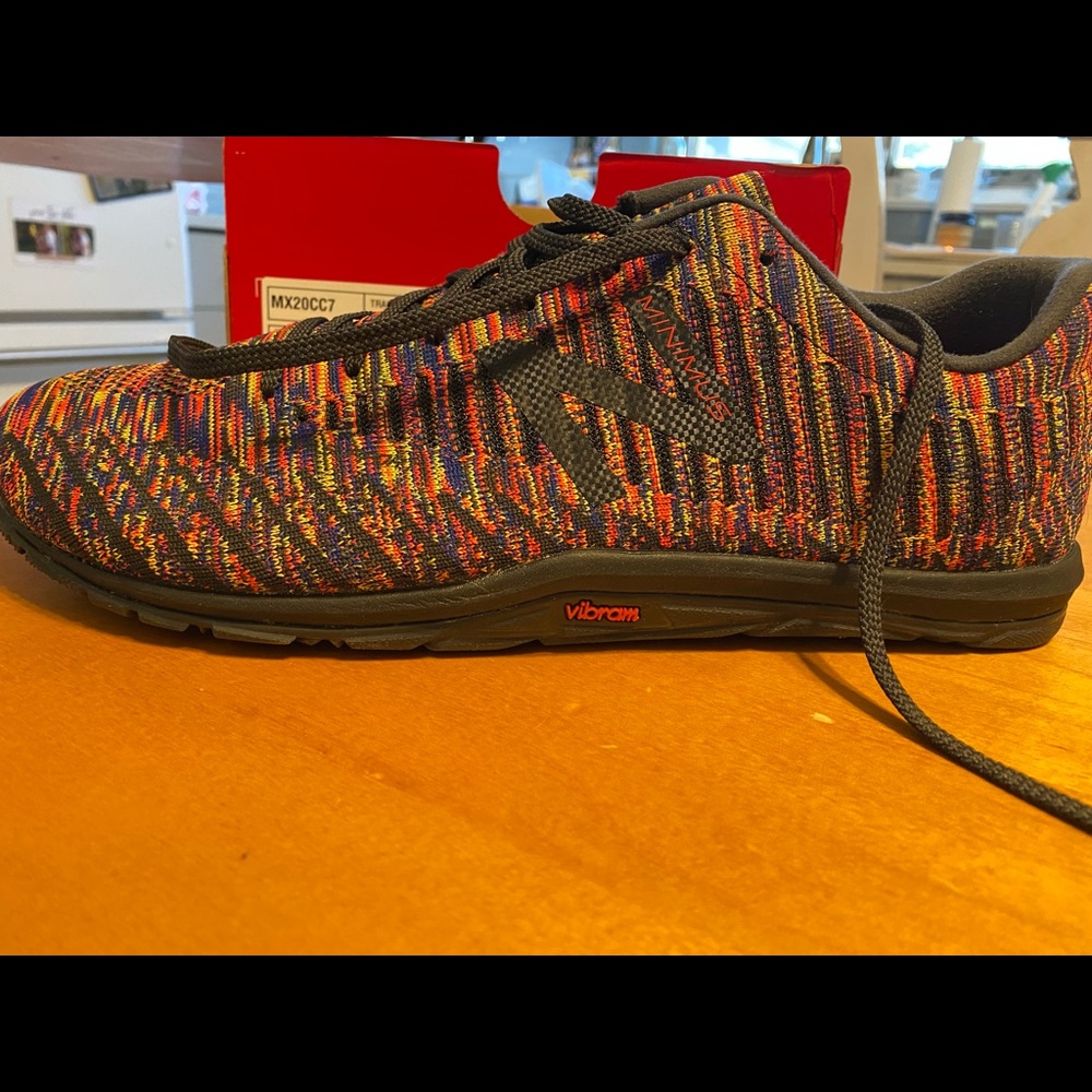 Men’s new balance sneakers never worn. In box.